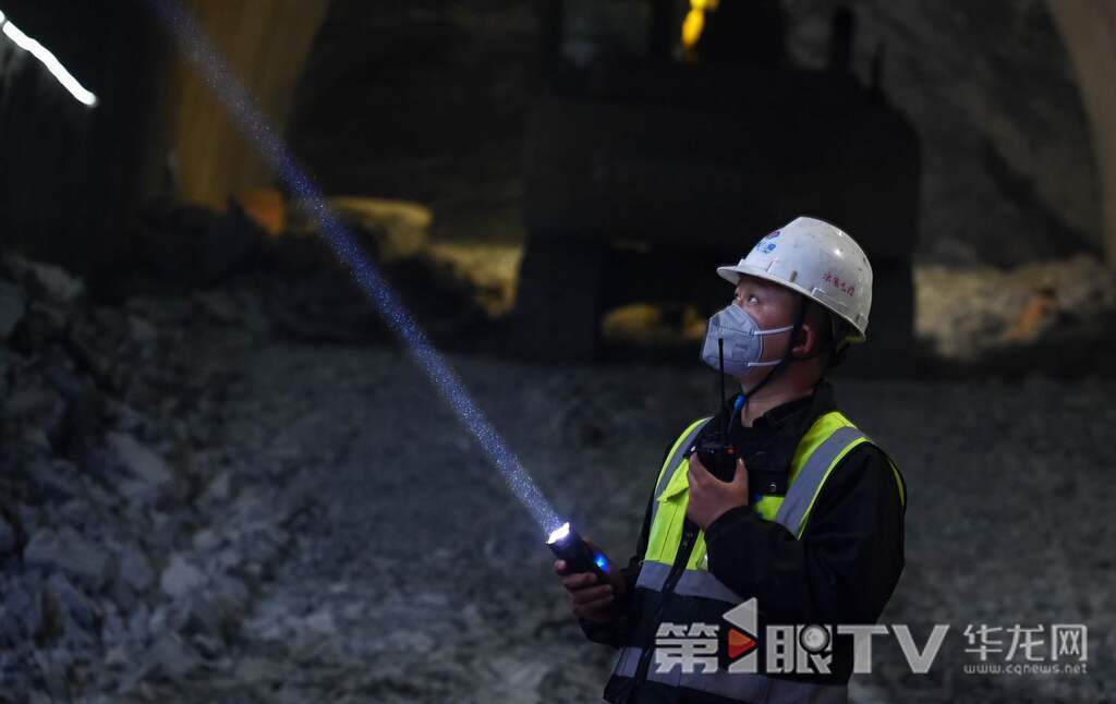 轨道交通27号线中梁山隧道工人们正加紧施工。 第1眼TV-华龙网记者 刘润 摄