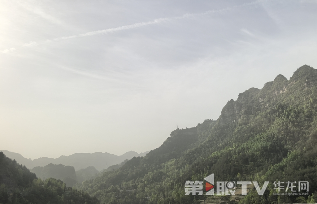 今日白天,重庆各地多云到晴,中西部和东北部部分地区有浮尘。第1眼TV-华龙网记者 陈毅 摄