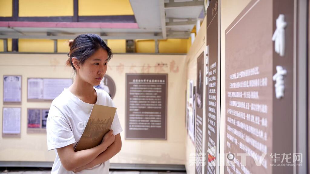 四川外国语大学学生观展。第1眼TV-华龙网记者 刘钊 摄