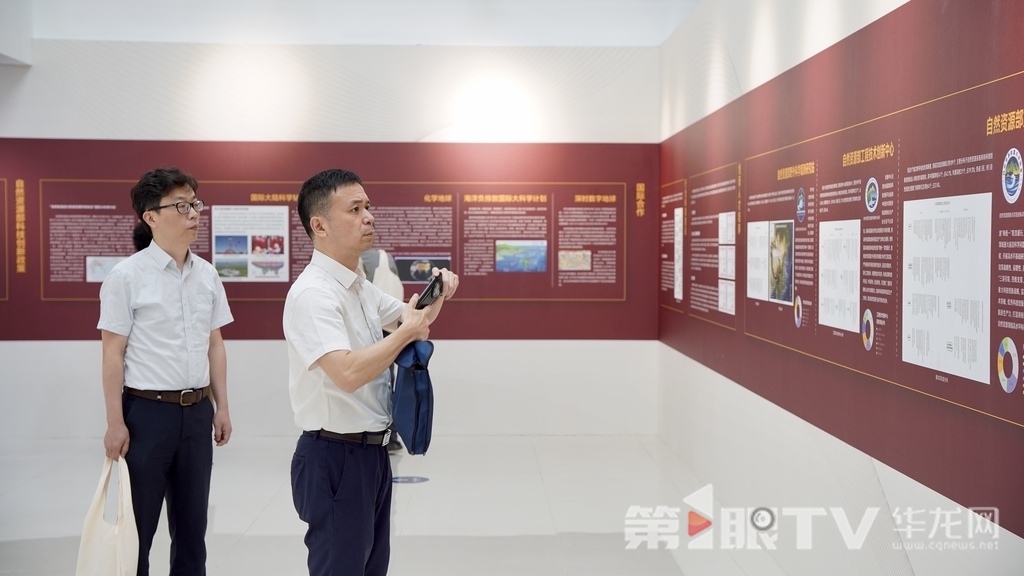 与会嘉宾观展。 第1眼TV-华龙网记者 刘钊 摄