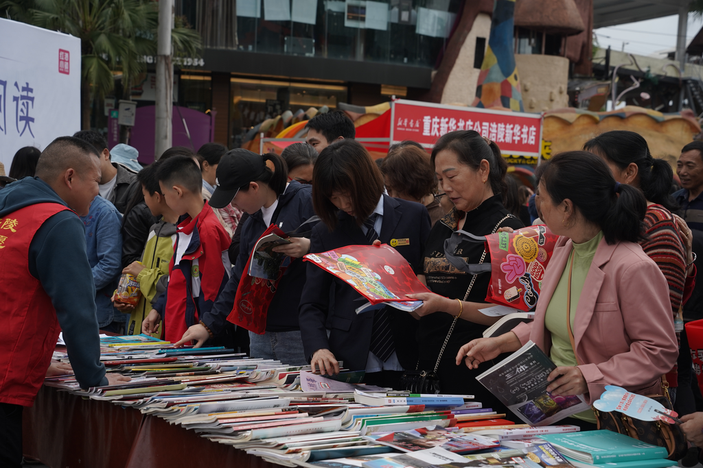 市民游客翻阅书籍。景区供图
