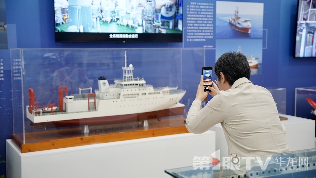 “深海一号”船模吸引嘉宾现场拍照留念。 第1眼TV-华龙网记者 刘钊 摄