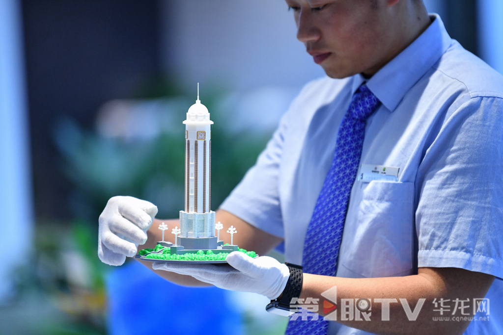 親人為逝者送上3D打印的解放碑模型,據劉華俊介紹說:“這位逝者和他的愛人是在解放碑相遇的,所以專門制作了這個模型”。第1眼TV-華龍網記者 李一鳴 攝