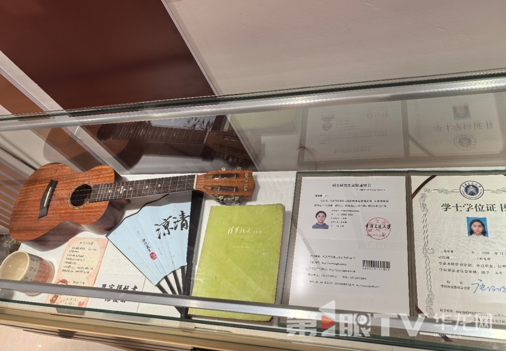 “時光印記展覽館”里帶著余溫的遺物。第1眼TV-華龍網 李舒 攝