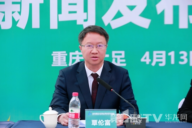 双桥经开区党工委委员、管委会副主任覃伦富。第1眼TV-华龙网记者 刘岱松 摄