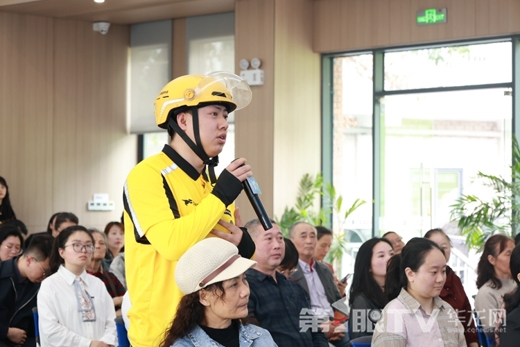 骑手提问。第1眼TV-华龙网记者 王庆炼 摄