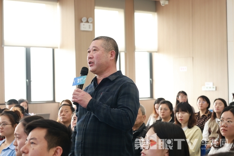 群众提问。第1眼TV-华龙网记者 王庆炼 摄