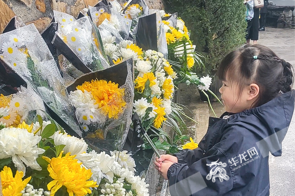 小朋友为英烈敬献鲜花。华龙网记者李一鸣摄