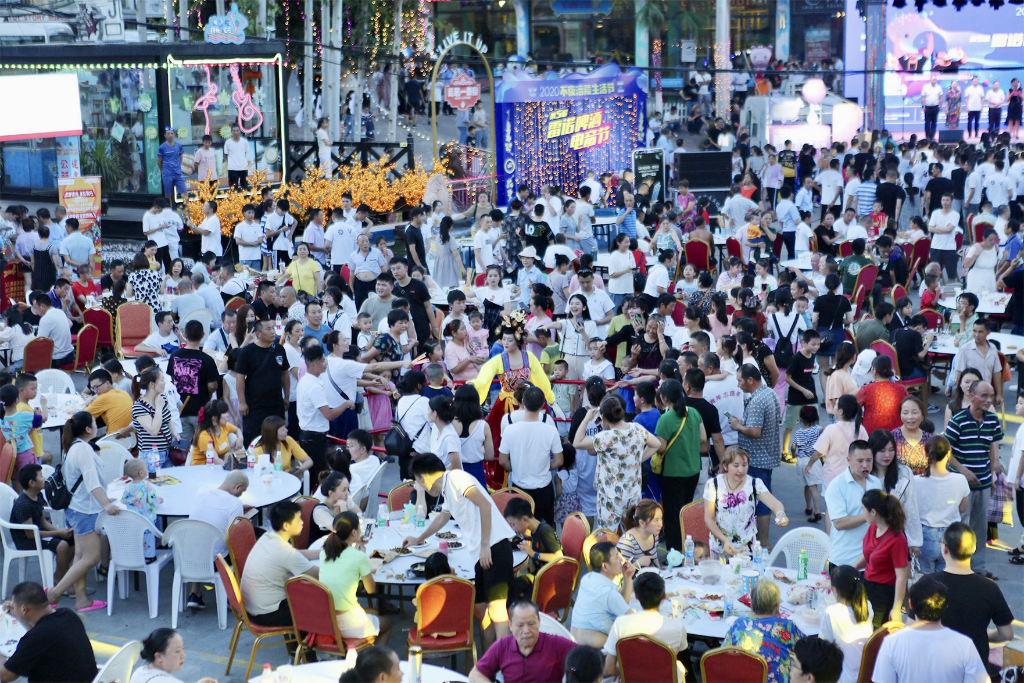 美心红酒小镇往年啤酒节现场。景区供图