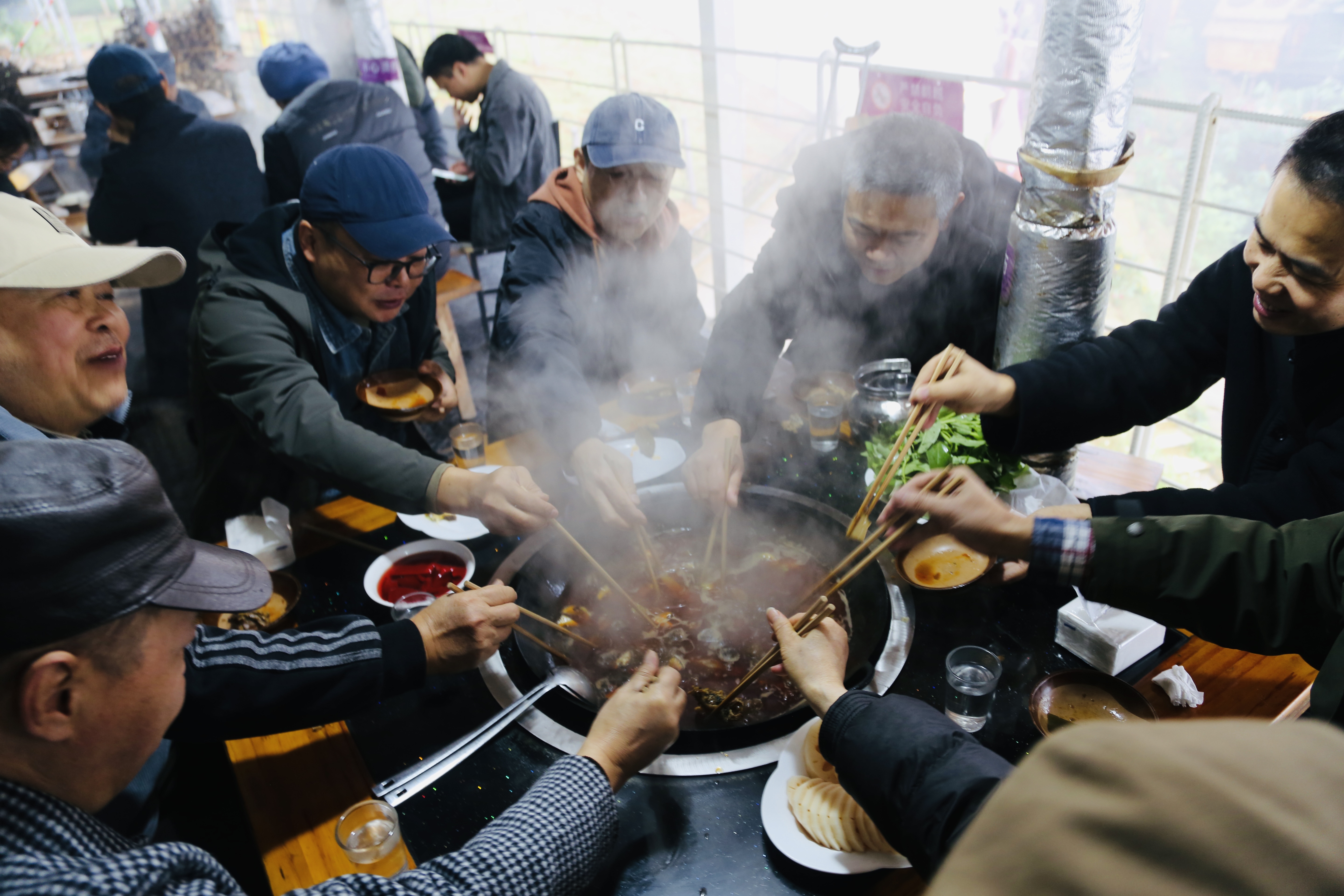 游客在美食街大快朵颐。涪陵区融媒体中心供图