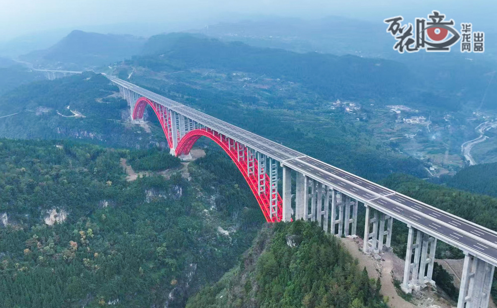 一度火上熱搜的雙堡特大橋即將迎來(lái)通車，作為渝湘復(fù)線高速項(xiàng)目重點(diǎn)工程，該大橋在建設(shè)中創(chuàng)下三項(xiàng)世界第一。不斷刷新“第一”的背后，是重慶交通建設(shè)者攻堅(jiān)克難的身影，也是交通網(wǎng)絡(luò)不斷完善的縮影。