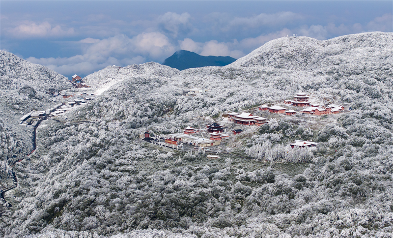 The snow-covered Golden Buddha Mountain scenic area (Photographed by Gan Haomin) 