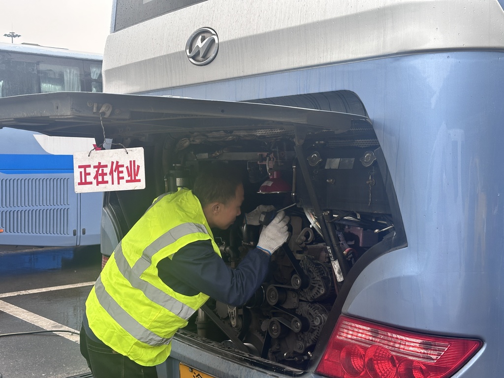 工作人員對(duì)車(chē)輛進(jìn)行檢查。重慶兩江公交供圖