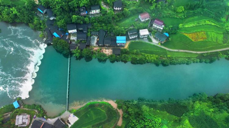 治理后的铜钵河梁平段碧水如画。重庆市生态环境局供图