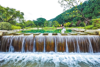 铁门乡大白水景区,市民在戏水游玩。记者 熊伟 摄