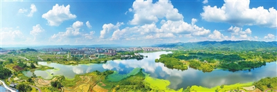 双桂湖国家湿地公园,湿地、城市融为一体,景色宜人,构成一幅生机盎然的美丽画卷。记者 刘 辉 摄