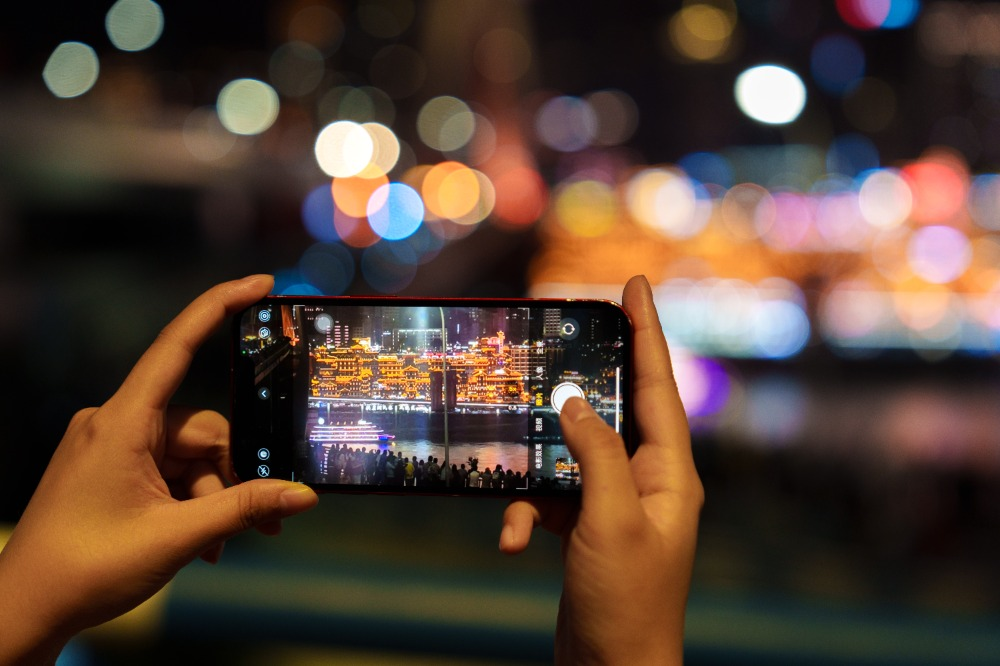 On October 4, visitors at Jiangbeizui captured the beauty of Chongqing's nighttime scenery with their smartphones