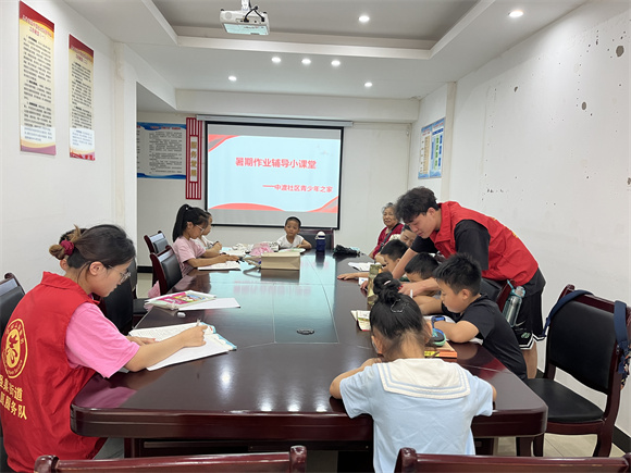 利用黨群服務(wù)中心陣地開展“愛心暑托班”活動(dòng)。圣泉街道供圖 華龍網(wǎng)發(fā)