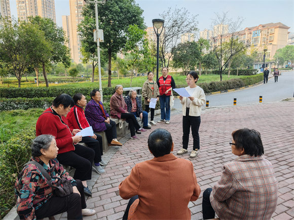 召開院壩會(huì)聽取網(wǎng)格意見。圣泉街道供圖 華龍網(wǎng)發(fā)