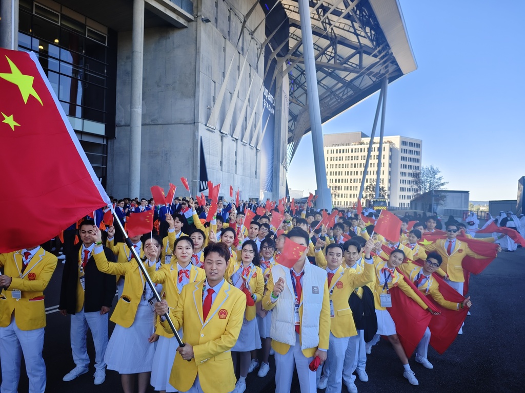 田飞鸿作为旗手带领中国代表团征战法国里昂。受访者供图