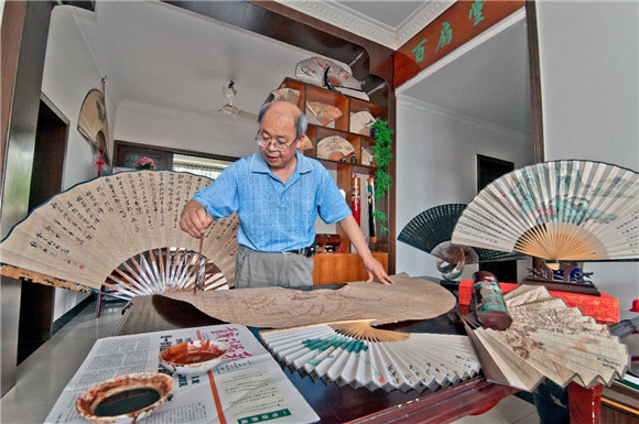 國(guó)家級(jí)折扇制作傳承人陳子福現(xiàn)場(chǎng)制作。榮昌區(qū)委宣傳部供圖 華龍網(wǎng)發(fā)