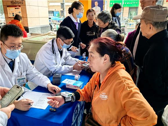 醫(yī)生正在為老人免費(fèi)檢查。香爐山街道供圖