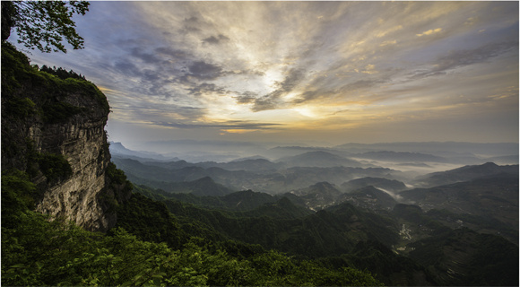 摩围山风光。李洪卫 摄