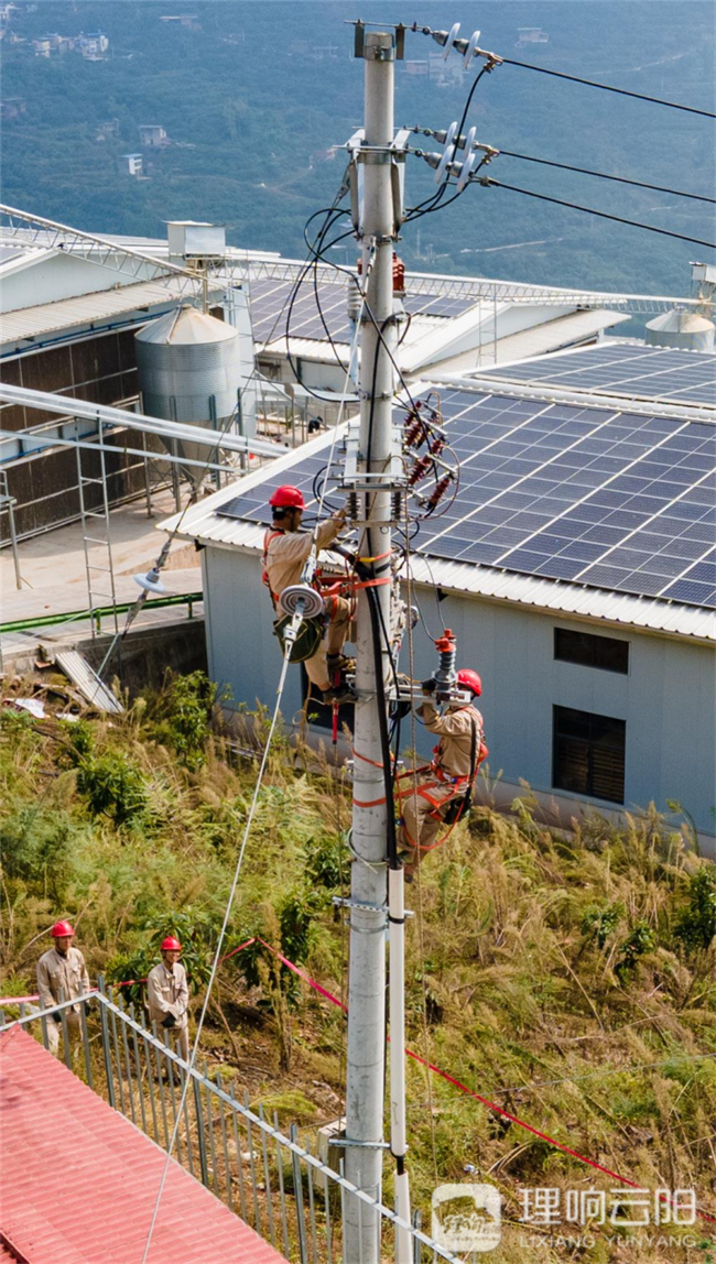 更換老舊電線桿。云陽縣融媒體中心供圖