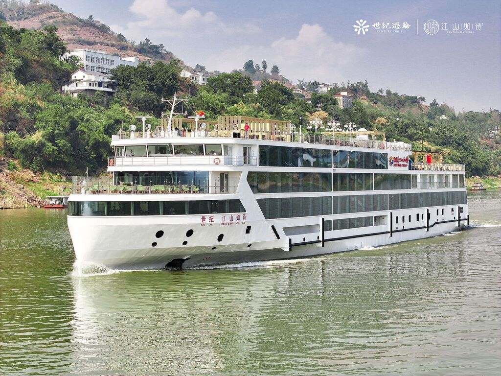 The Century Jiangshan Rushi sightseeing cruise ship (Photo provided by the interviewee)