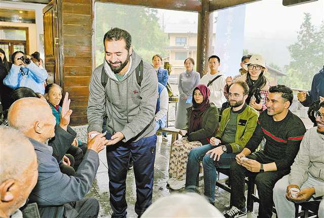 On October 11, in Chashu Village, Delong Town, Nanchuan District, international students had the special opportunity to offer tea to the village’s elderly residents