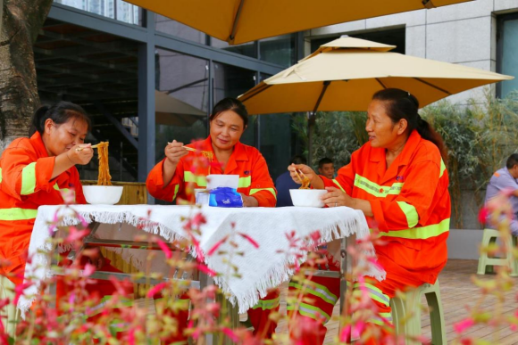 站西路劳动者港湾升级后为劳动者提供餐食服务。沙坪坝区环卫处供图