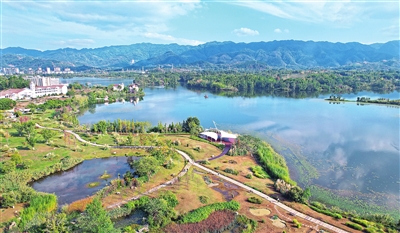 双桂湖国家湿地公园梁山草甸湿地生态景点，市民在观光步道上欣赏秋日美景。记者 向成国 摄