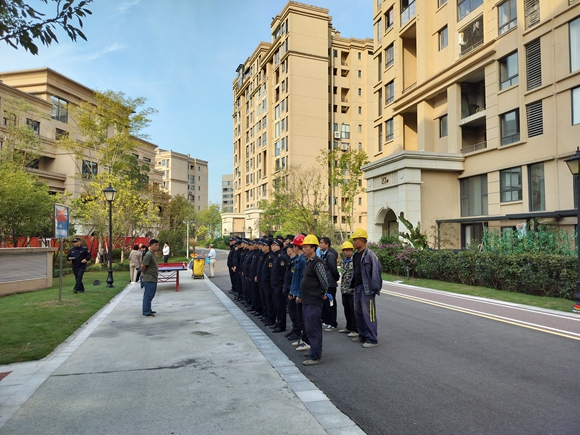 拆除作業(yè)組進(jìn)場。江北區(qū)石馬河街道供圖