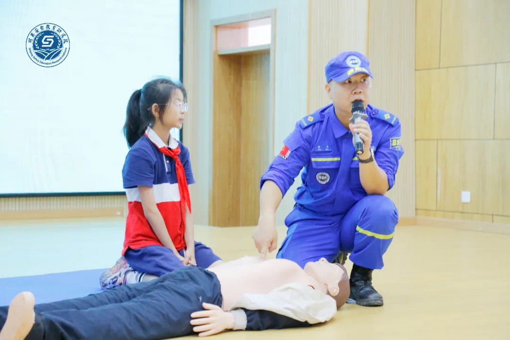 为同学们展示应急救援培训