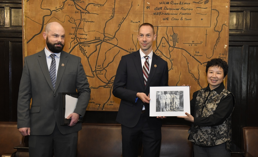 The delegation presented gifts to the General Stilwell Museum in Chongqing (Photo provided by Foreign Affairs Office of Chongqing Municipality)