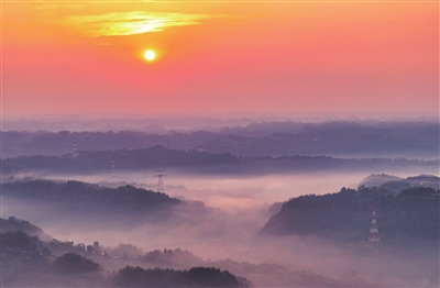 大觀鎮(zhèn)梅花村，云海與山巒、晨曦相映成趣，美如畫(huà)卷。記者 熊偉 攝