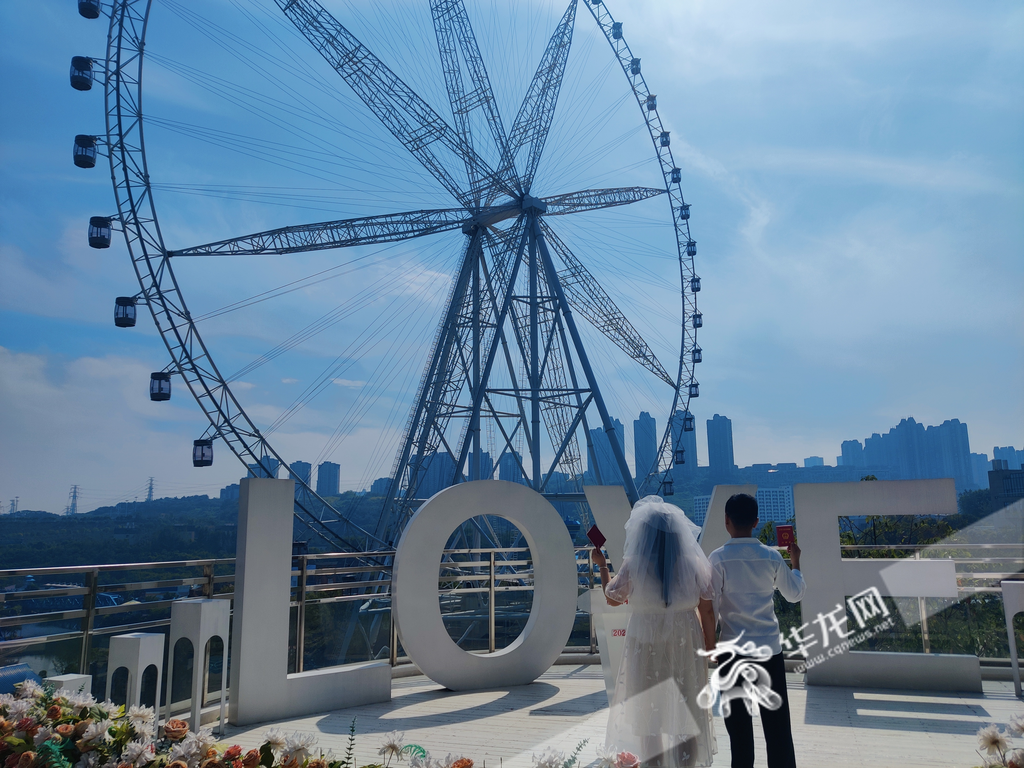 A new couple at “Chongqing Eye” outdoor platform