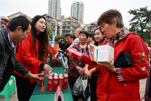 志愿者向市民講解食品安全知識。通訊員 黃成 攝