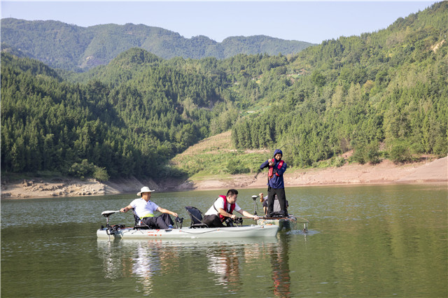 釣魚(yú)愛(ài)好者在云陽(yáng)清水湖上釣魚(yú)。主辦方供圖