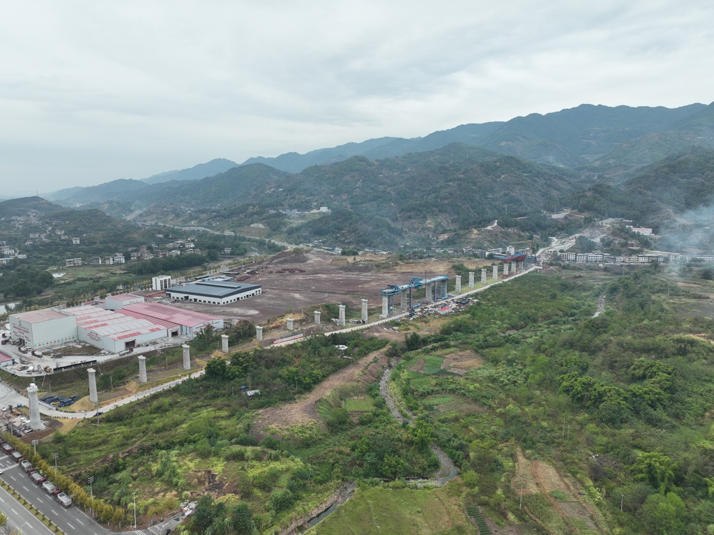 施工中的趙家普里河特大橋。通訊員 田江鑫 攝