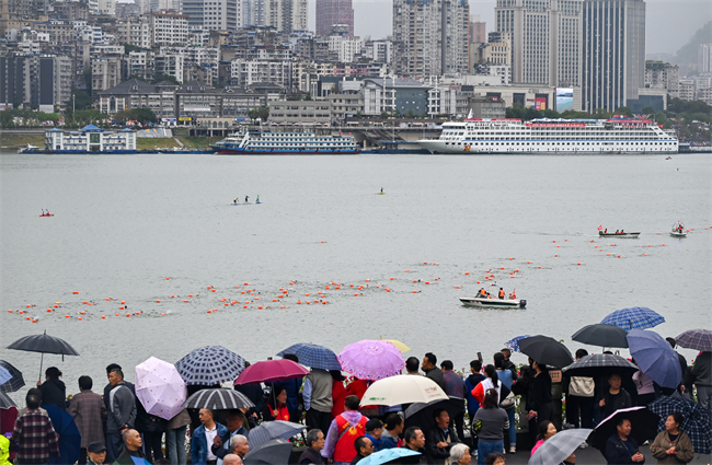 萬州區(qū)南濱公園，加油助威的市民不少。 付作僑 攝