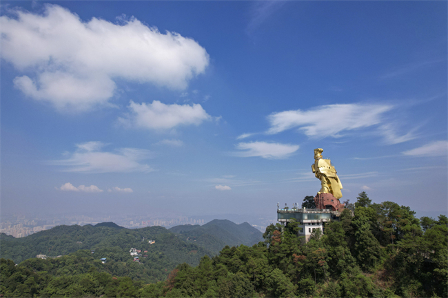 秋日天空下的大金鷹。南岸區(qū)融媒體中心供圖