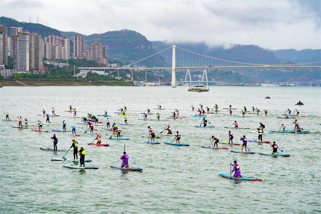 皮划艇、浆板在长江万州段竞赛。  黄建桦 摄