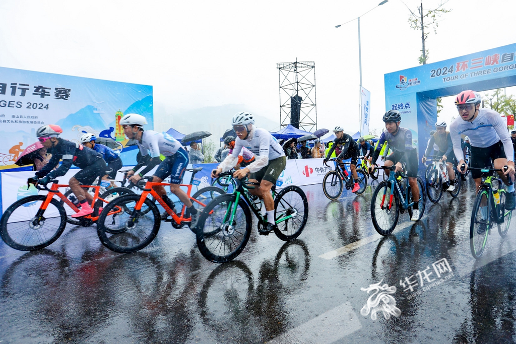 Cyclists speeding off from the starting line