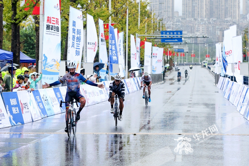 Cyclists crossing the finish line