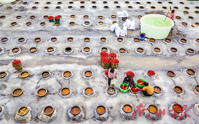 南茶村泡菜加工廠帶動村民增收。石溪鎮(zhèn)供圖