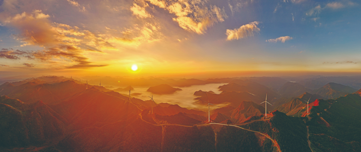 Autumn colors beginning to blanket the majestic Xueyu Mountain (Photographed by Liu Xianhua) 