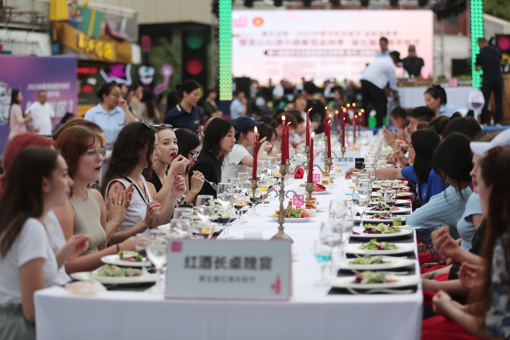 A scene of the Wine and Hotpot Long-table Banquet in the previous year (Photo provided by the organizer)