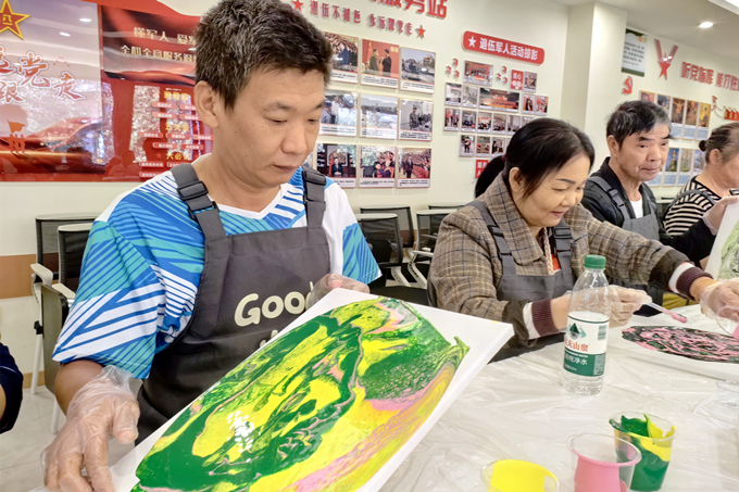 活動現(xiàn)場，大家選擇了不同的色彩繪制流體畫。大竹林街道供圖 華龍網(wǎng)發(fā)