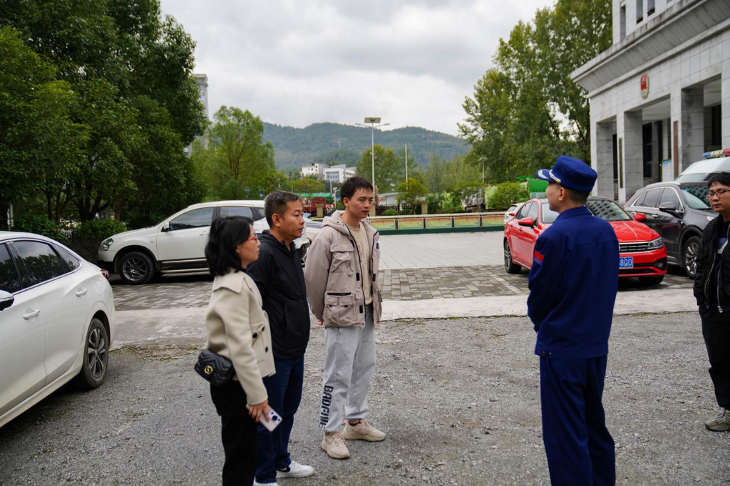 消防监督人员现场了解试点单位充电桩建设工作落实情况。酉阳县消防救援局供图 华龙网发